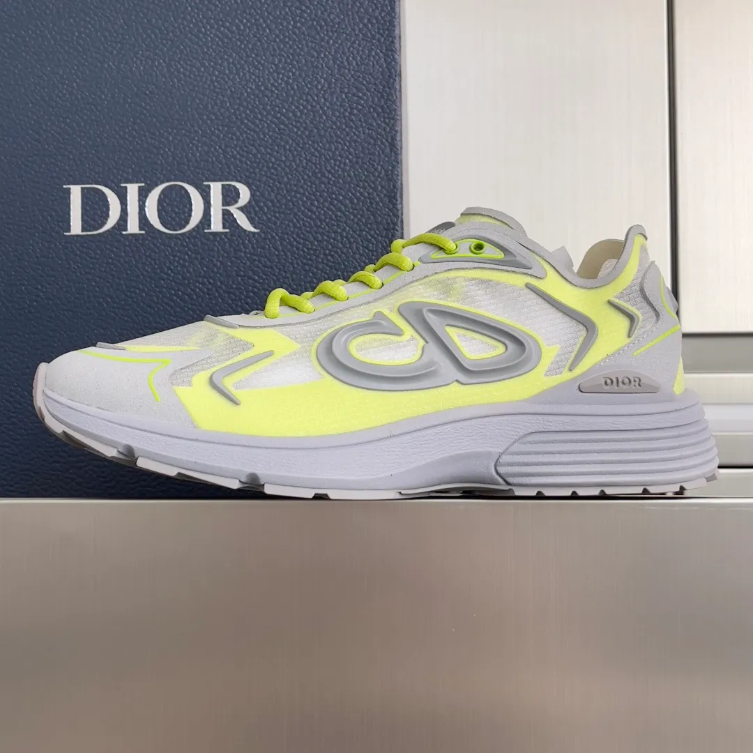 [DIOR] P: 560💰 Men's 39-44 (customized at 45.46) Dior Dior B30 series Countdown technology sneakers casual dad shoes This B30 Countdown technology sneaker is a new product in the 2026 spring men's wear series. The sports silhouette combines high-end logos and technological performance, making it unique. Lightweight and comfortable, it's inspired by modern running and crafted from materials like white and gray N30 nylon, a breathable technical fabric with multiple layers of translucence. Decorated with navy blue injection molded rubber panels and a graphic reinterpretation of the CD30 logo to enhance the style. Rubber Dior B30 and CD30 logos on the tongue and backside. The textured-effect sole is made from elastic rubber and foam and features classic details for ideal comfort. Can be matched with sportswear and casual outfits to create a sophisticated look. Exquisite packaging at the delivery counter 🛍📦 ▪️Fabric: original customized technical fabric + mesh ▪️Inner lining: customized breathable lining ▪️Outsole: original molded IP foam + TPU outsole ▪️Insole thickness: 3.5CM